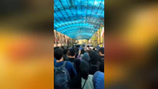  شعار دانشجویان به من نگو فتنه گر فتنه تویی ستمگر 